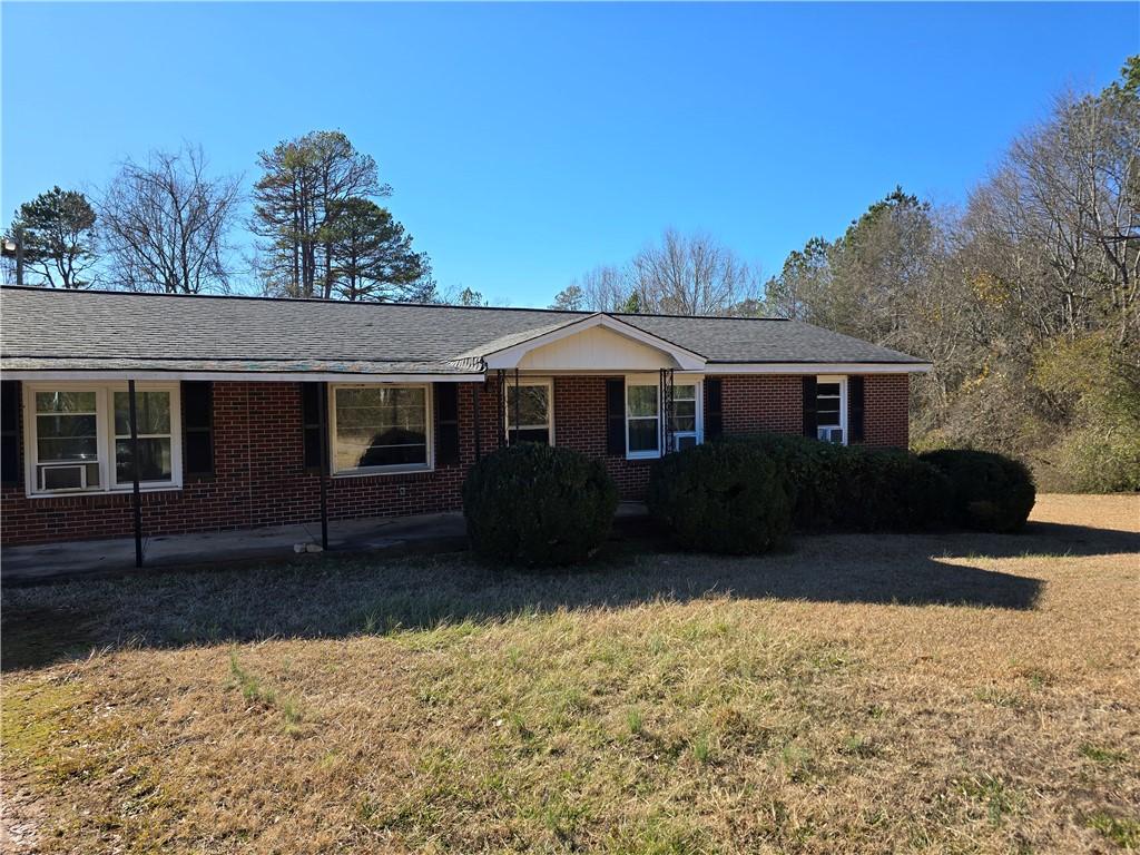 single story home with a front lawn