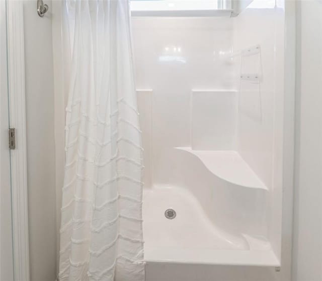 bathroom featuring a shower with shower curtain