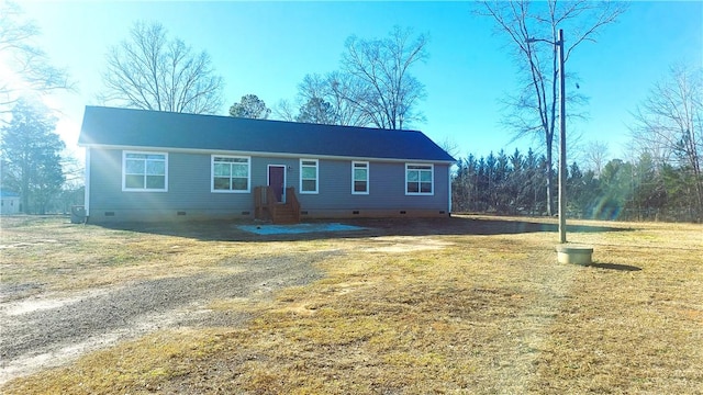 view of front of house featuring a front lawn