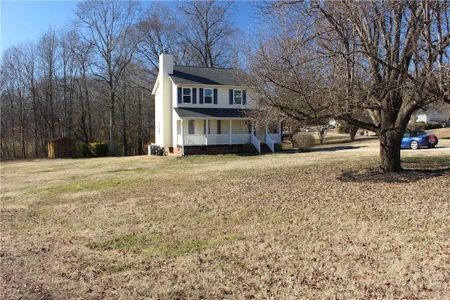 view of front facade featuring a front yard and covered porch