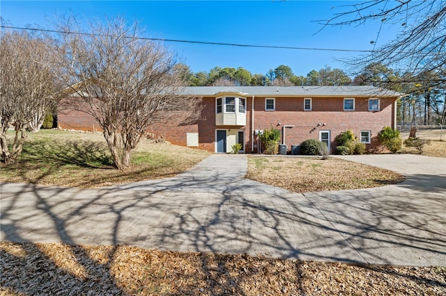 split foyer home featuring a front yard and a garage