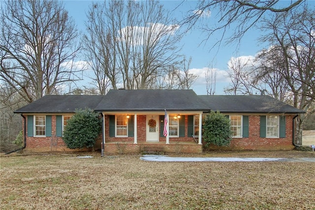 ranch-style house featuring a front lawn and a porch