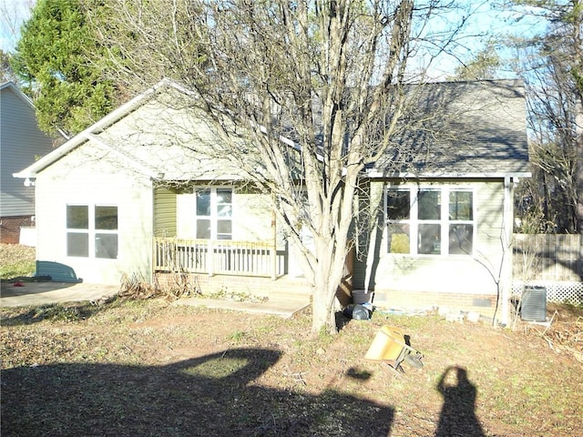 view of front facade with covered porch