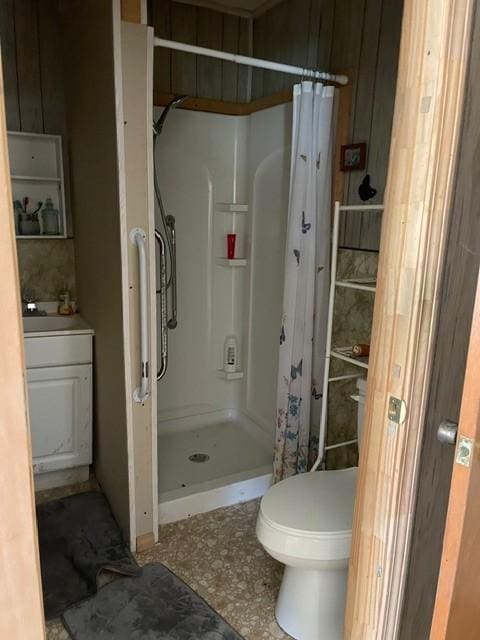 bathroom featuring curtained shower and toilet