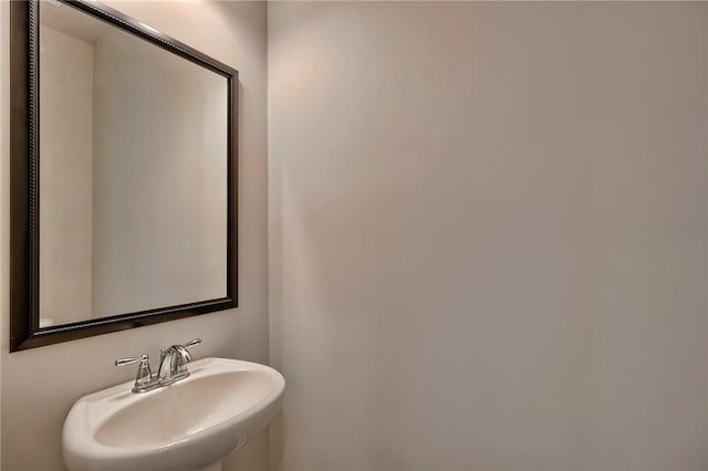 bathroom featuring sink