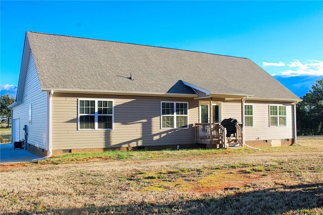 back of house featuring a lawn