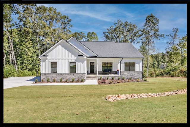 modern farmhouse style home featuring a front lawn