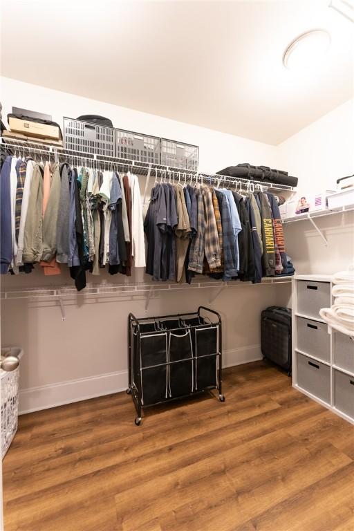 walk in closet with hardwood / wood-style floors