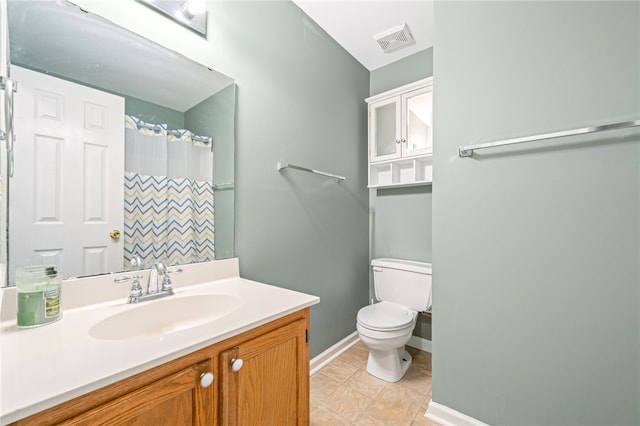 bathroom with a shower with curtain, vanity, and toilet