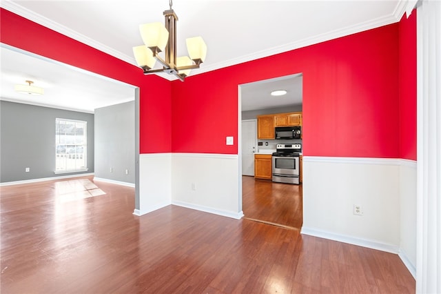 empty room featuring ornamental molding, dark hardwood / wood-style flooring, and a chandelier