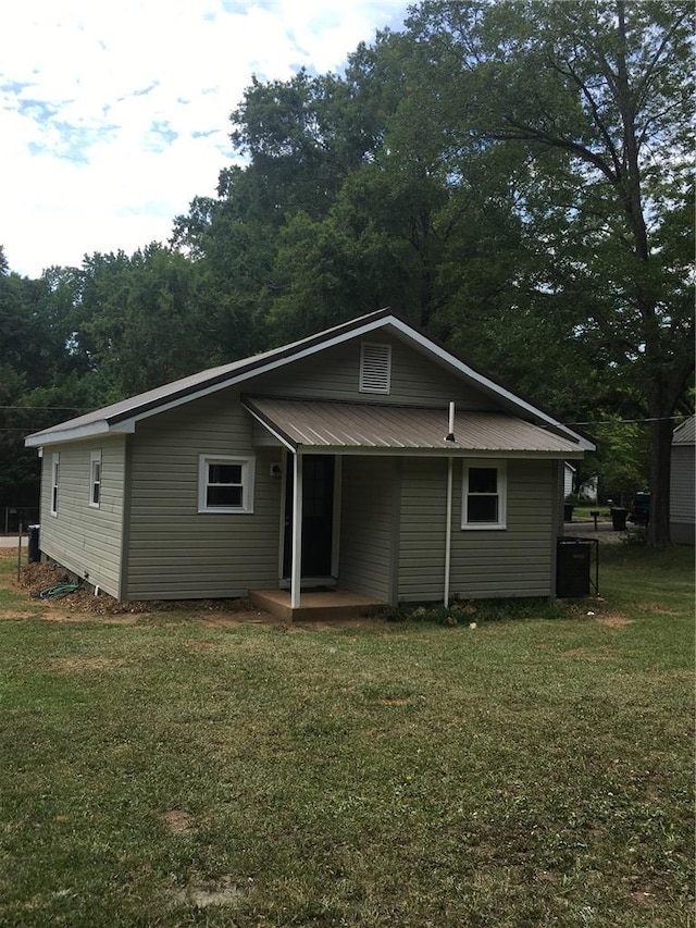 view of front facade featuring a front lawn