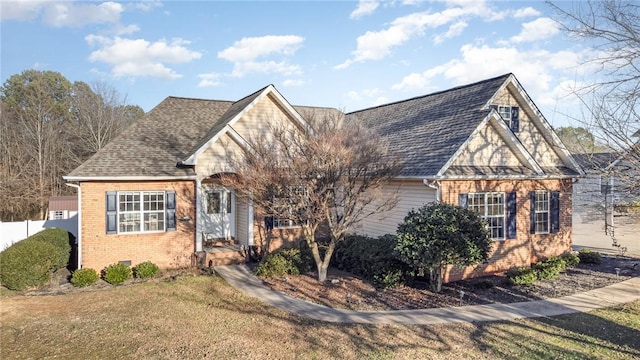 view of front of property featuring a front yard