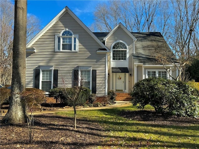 view of front facade featuring a front lawn