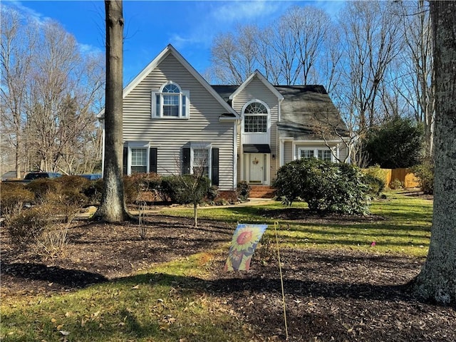 view of front facade featuring a front lawn