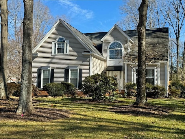 view of front of house featuring a front lawn