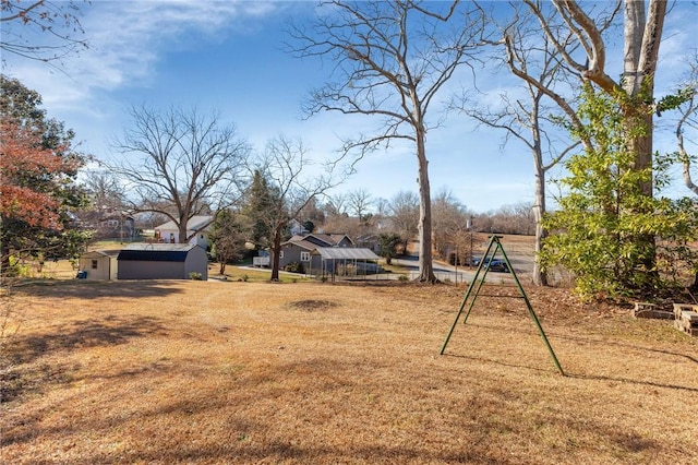 view of yard featuring an outbuilding