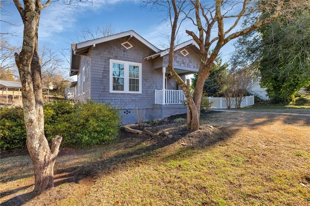 view of front facade with a front yard