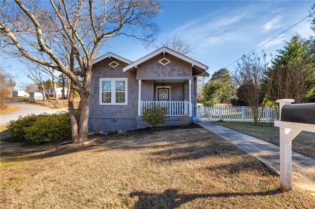 view of front of property featuring a front lawn and a porch