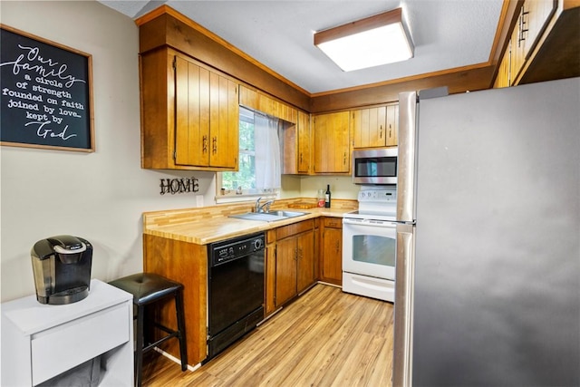 6 Ivy Ct, Seneca, SC 29678 - kitchen featuring sink, stainless steel appliances, and light hardwood / wood-style floors