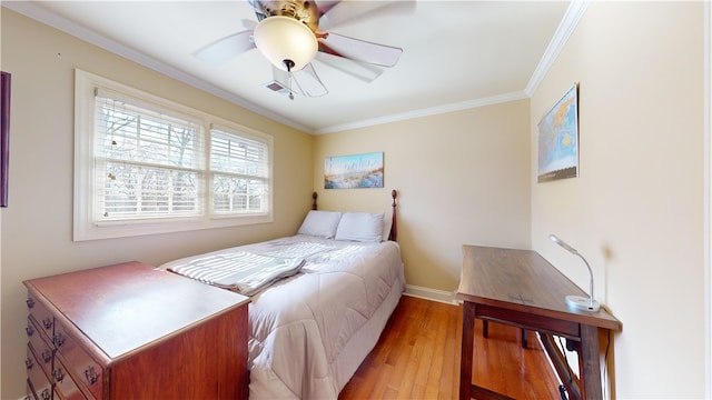 bedroom with crown molding, light wood-type flooring, and ceiling fan