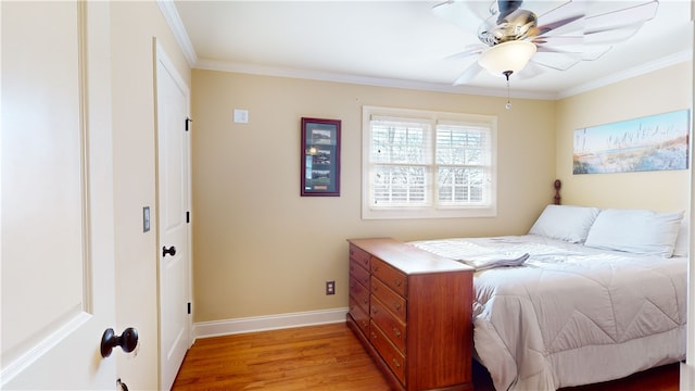 bedroom featuring crown molding, light hardwood / wood-style floors, a closet, and ceiling fan