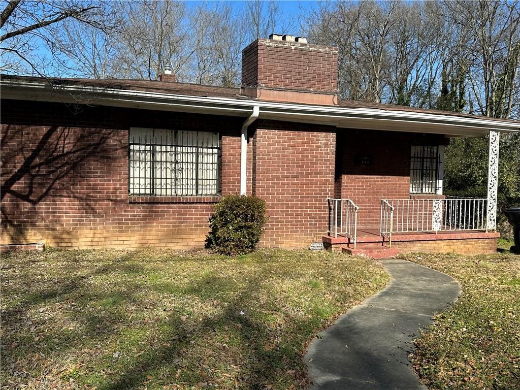 exterior space featuring a porch and a front yard