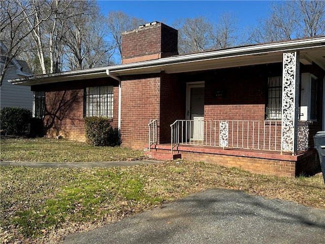 exterior space with a front yard and covered porch