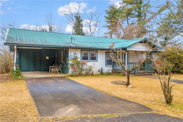 view of front facade featuring a carport, a porch, and a front lawn