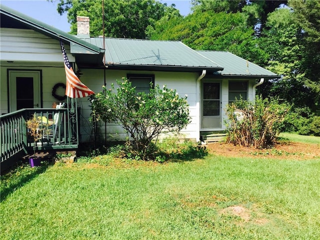 view of front of house featuring a front yard