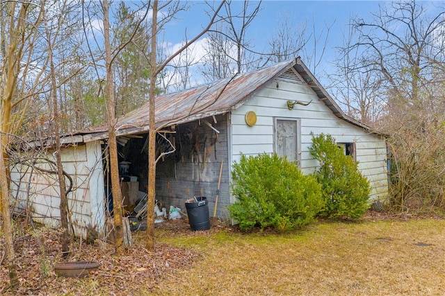 view of outdoor structure featuring a lawn