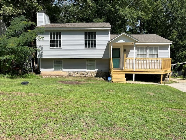 view of front facade featuring a front lawn