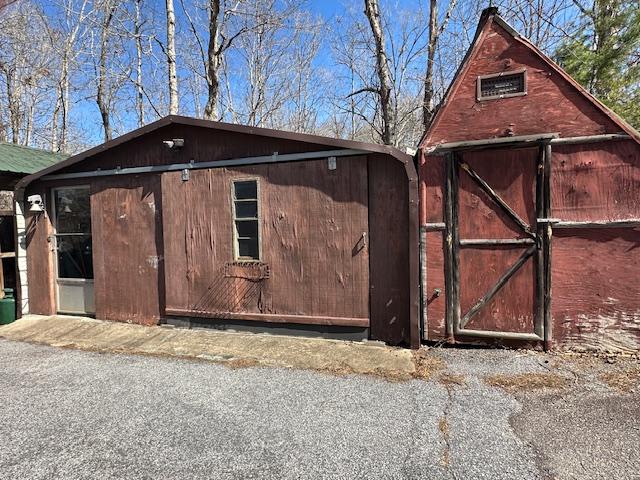 view of outbuilding with an outbuilding