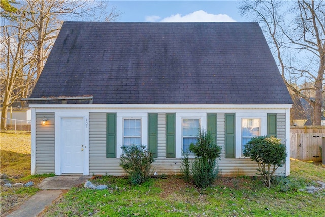 view of front of property featuring a front yard