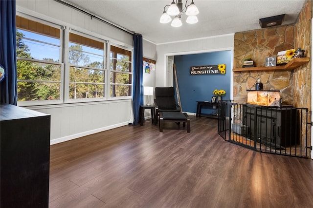 living area with dark wood-type flooring and an inviting chandelier