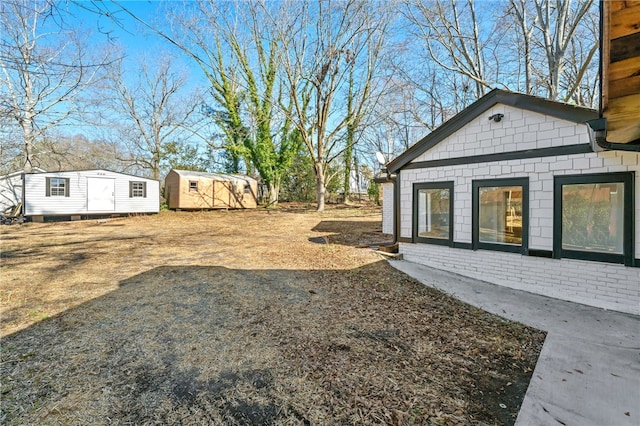 view of yard featuring a storage unit