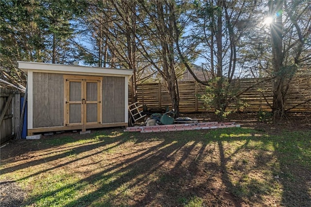 view of yard featuring a shed