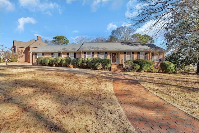 single story home with a front yard