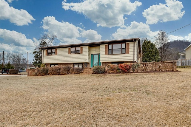 bi-level home featuring a front lawn