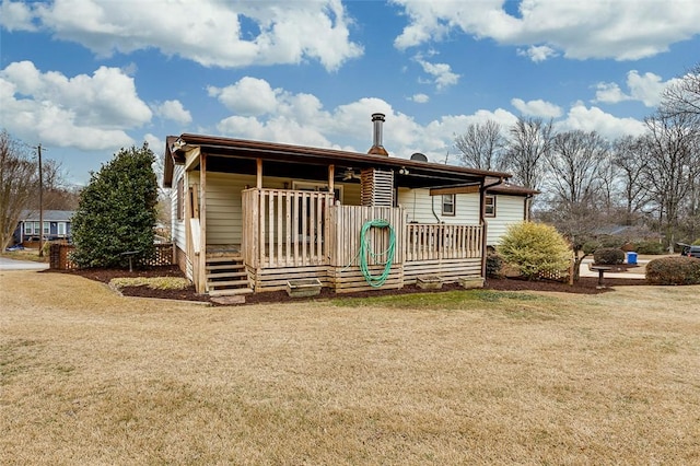 view of front facade featuring covered porch and a front lawn