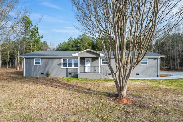 ranch-style home featuring a front lawn