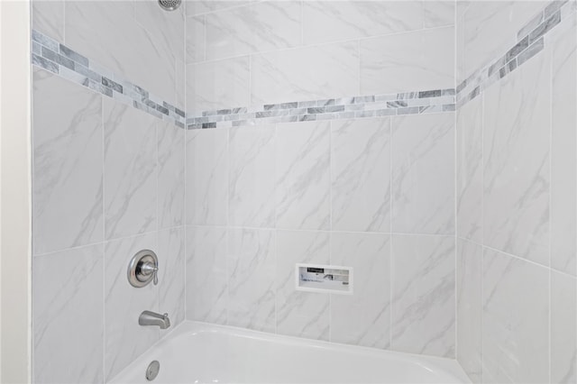 bathroom with tiled shower / bath