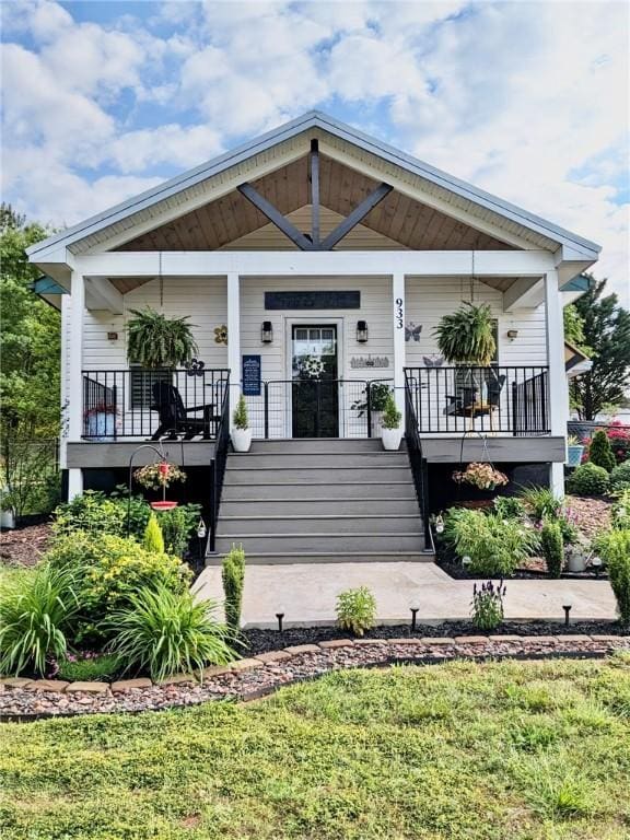 view of front facade with a front yard and a porch