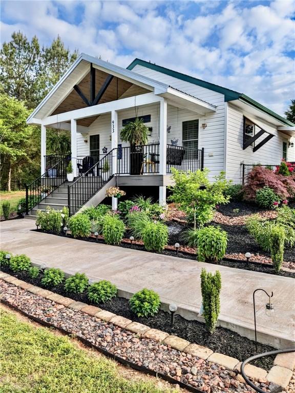 view of front of property featuring a porch