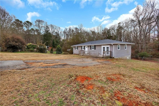 view of front of property featuring a front lawn