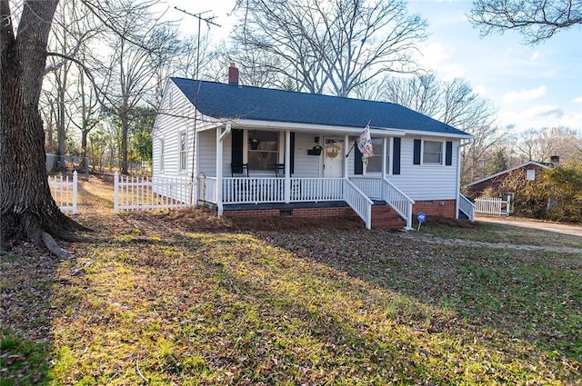 view of front facade featuring a front yard and a porch