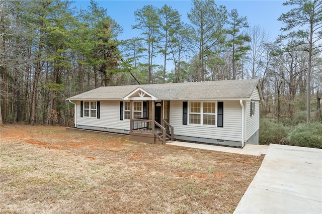 single story home featuring a front lawn