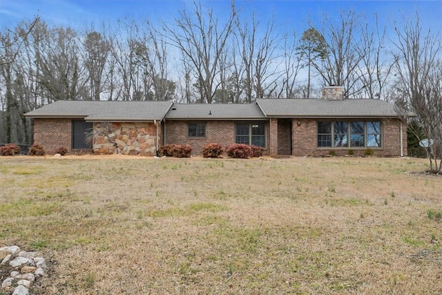 single story home with a front lawn