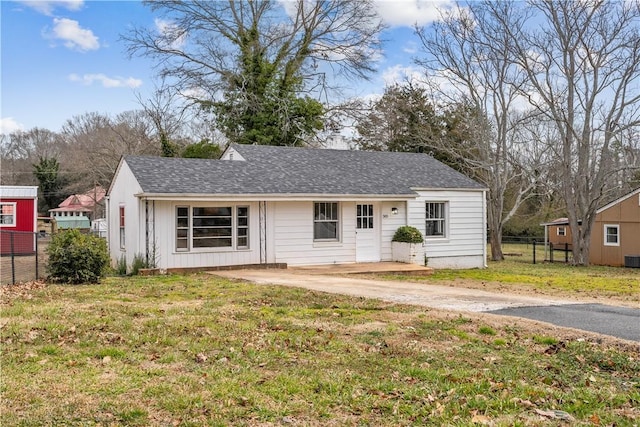 view of front of home with a front lawn