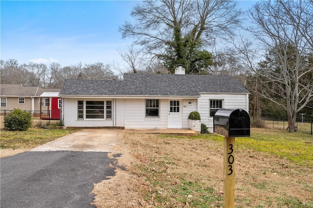 single story home with a front lawn