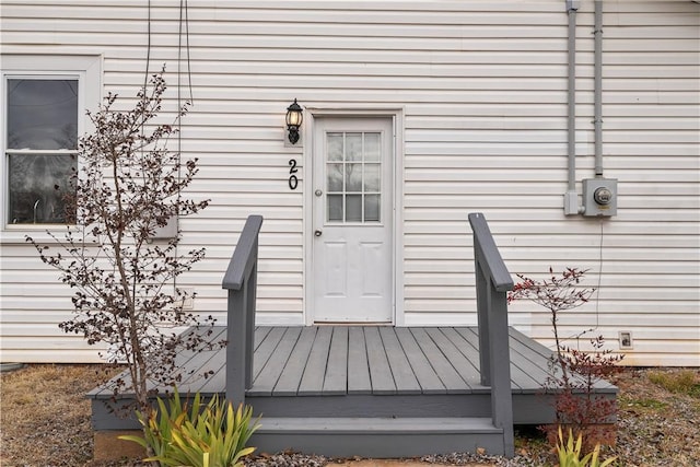 property entrance featuring a deck